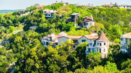 Соседи Илона Маска требуют снести его незаконный высокий забор