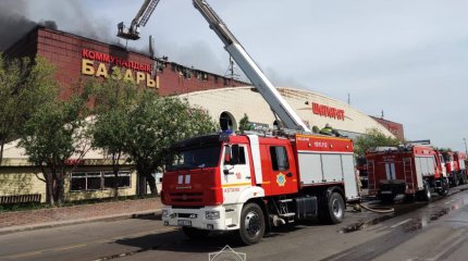 Сотни покупателей эвакуировали с горящего столичного рынка