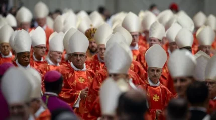 Ватиканда Сикстин капелласынан қара түтін шықты: Жаңа Рим папасы әлі сайланған жоқ