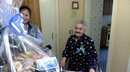 Волонтеры подарили продуктовые корзины павлодарским труженикам тыла