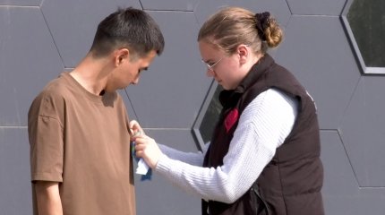 Павлодарские волонтёры вручили горожанам «Ленты победы»