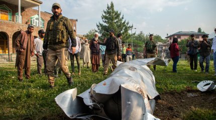 Индия заявляет, что Пакистан ведет обстрелы вдоль всей границы