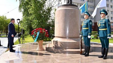 Олжас Бектенов аты аңызға айналған Талғат Бигелдиновтің ескерткішіне гүл шоқтарын қойды