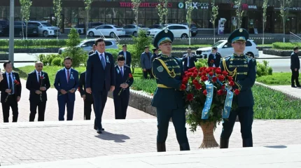 Мәжіліс төрағасы Бауыржан Момышұлының ескерткішіне гүл шоқтарын қойды