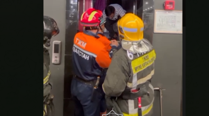 Трое астанчан застряли в лифте с младенцем