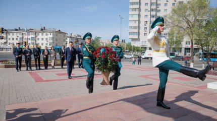 Государственный советник возложил цветы к памятнику Алие Молдагуловой