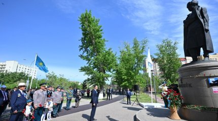 Мәулен Әшімбаев Мәншүк Мәметованың ескерткішіне гүл шоқтарын қойды