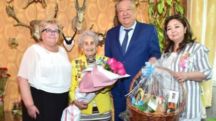 Майдангерге тағзым: ҚазҰУ соғыс ардагерін Жеңіс күнімен құттықтады