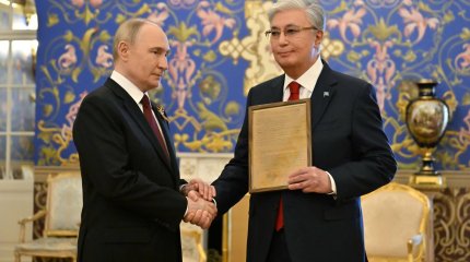 Путин Тоқаевқа архивтен алынған Қазақстан Президентінің әкесі, гвардия сержанты Кемел Тоқаевты марапаттау парағын табыстады