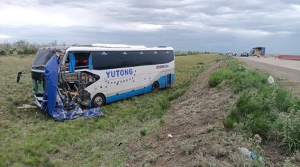 Водитель автобуса погиб после столкновения с грузовиком в Актюбинской области