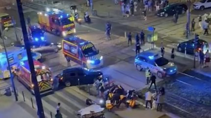 Машина въехала в толпу фанатов во Франции