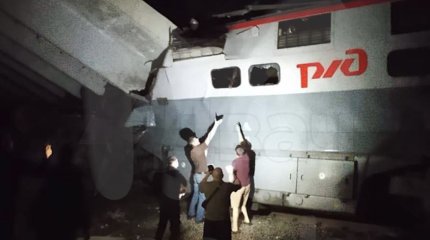 Семь человек погибли и почти 70 пострадали при обрушении моста с поездом в России