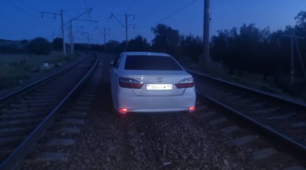 Поезда задержались на юге Казахстана из-за брошенного на путях автомобиля