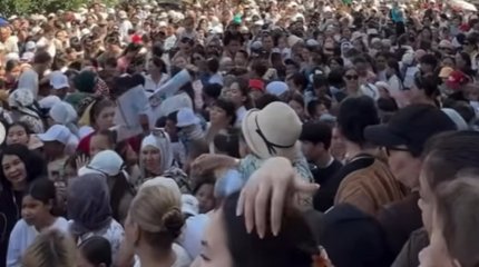 Взрослые устроили давку из-за бесплатного мороженого в Актау