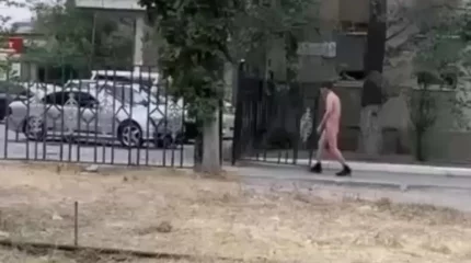 Таразда жалаңаш ер адам көше кезіп жүрген: полиция түсініктеме берді