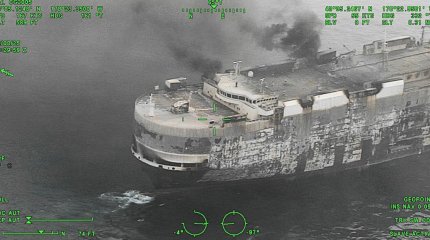 Судно с тысячами авто уже неделю горит в Тихом океане