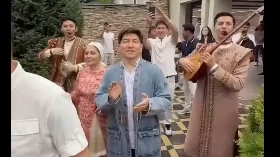 "Қайда кетпеген 1380 теңге". Әнші Сәкен Майғазиев құдаларын қарсы алды