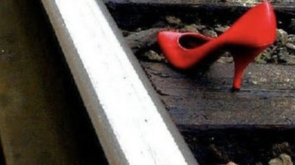 Акмолинка бросилась под колеса поезда