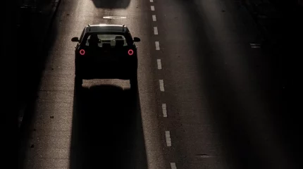 Қауіпті ойын: Балалар жүріп бара жатқан көлікке жармасты