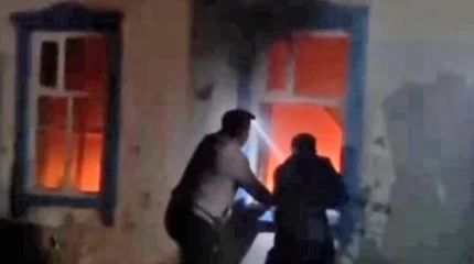 Семейде әскери қызметкер өртеніп жатқан үйден әйелді құтқарып қалды