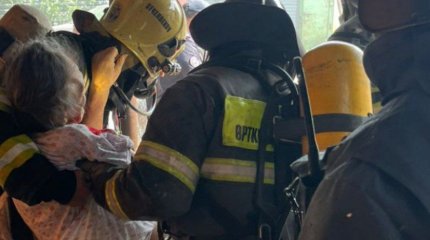 87-летнюю женщину вынесли спасатели из пожара в Астане