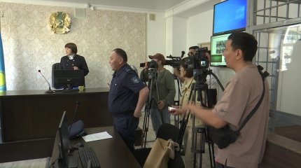 Ақтөбеде қыздары жұлған қызғалдақпен суретке түскен ауыл әкіміне қатысты іс тоқтатылды