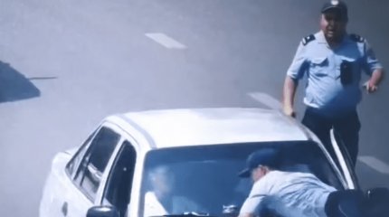Шымкентец «прокатил» полицейского на капоте автомобиля