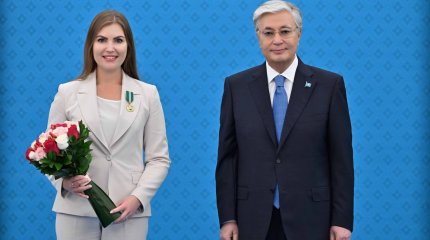 Токаев вручил награды медицинским работникам