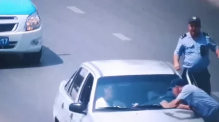 Шымкенттік жүргізуші полиция қызметкерін көлікпен сүйреп кеткен