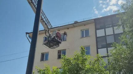 Астанада құтқарушылар 5-қабаттан секірмек болған қызды аман алып қалды