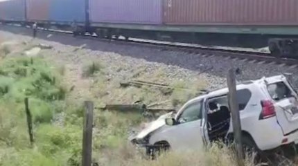 Алматы маңында Toyota Land Cruiser жүк пойызымен соқтығысты