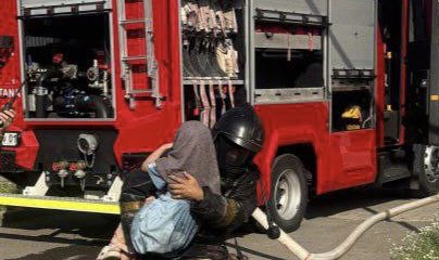 Женщину с ребёнком спасли из горящего коттеджа в Астане