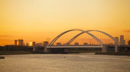 Астанада көпірден секірмек болған ер адам қамалды