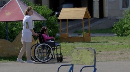 «Пожизненно будет содержать государство»: министр о девочке, потерявшей ноги в ДТП с автобусом в Астане