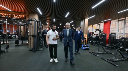 Токаев осмотрел спортивный комплекс имени Бекзата Саттарханова в Астане