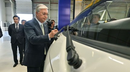 Президент оставил автограф на кузове KIA казахстанской сборки