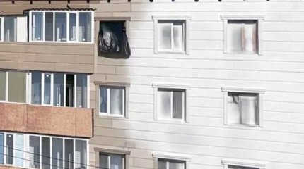 В Костанае рабочие закрасили окна вместе со стенами