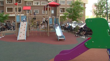 "Лучший подарок для детей": в одном из жилых дворов Астаны построили новую детскую площадку