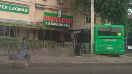 Алматыда көлікпен соқтығысқан автобус ғимаратқа кіріп кетті