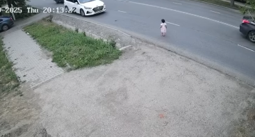 Маленькая девочка одна вышла на оживленную трассу в Актобе