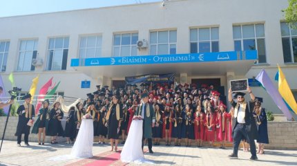 Выпускники из Актау отказались от пышного праздника и помогли детям с аутизмом