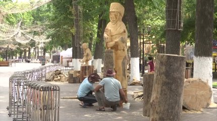 "Мен қобыз аспабында ойнап отырған қызды бейнеледім",-ұста