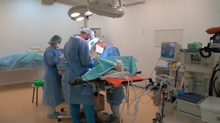 Оралдық дәрігерлер жарты келі шаш жеген қызды құтқарып қалды