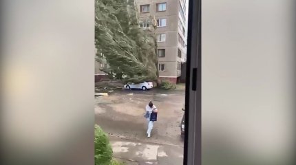 Один человек погиб и 18 пострадали в результате урагана в Павлодарской области