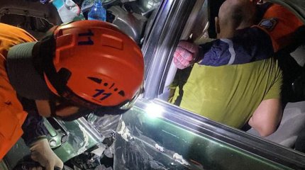 ТЖМ құтқарушылары қираған көліктен ер адамды алып шықты