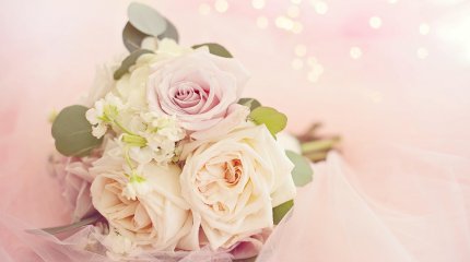 Поймал — передумал: гость на свадьбе бросил обратно букет невесты и обидел свою девушку