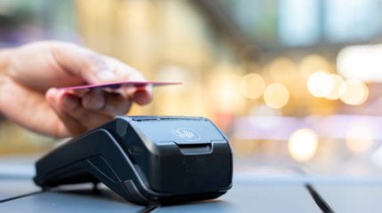 Сатушы дүкеннің терминалын ауыстырып, 9 миллион теңгені жымқырған