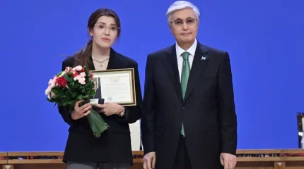 Өрт сөндіруші Асқар Забикулиннің жесірі Тоқаевтың қолынан марапат алды