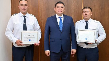 Абай облысында жоғалған баланы іздеп тапқан полицейлер марапатталды