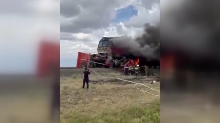 БҚО-да жүк көлігімен соқтығысқан пойыз отқа оранды